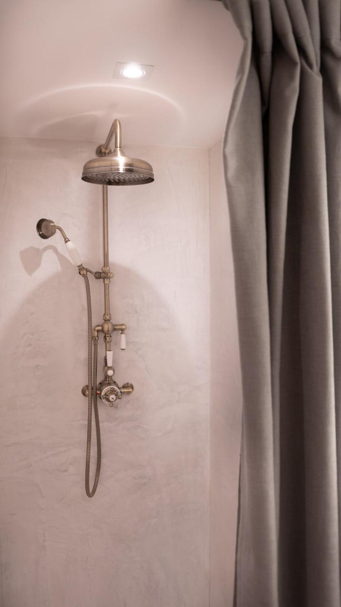 Vendome Parisian Elegance With A Patio Parijs